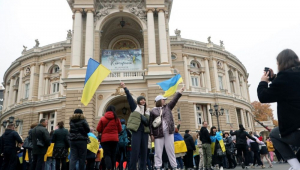 Bandeiras da Ucrânia em ato de celebração da retomada de Kherson