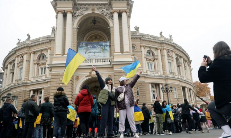 Bandeiras da Ucrânia em ato de celebração da retomada de Kherson