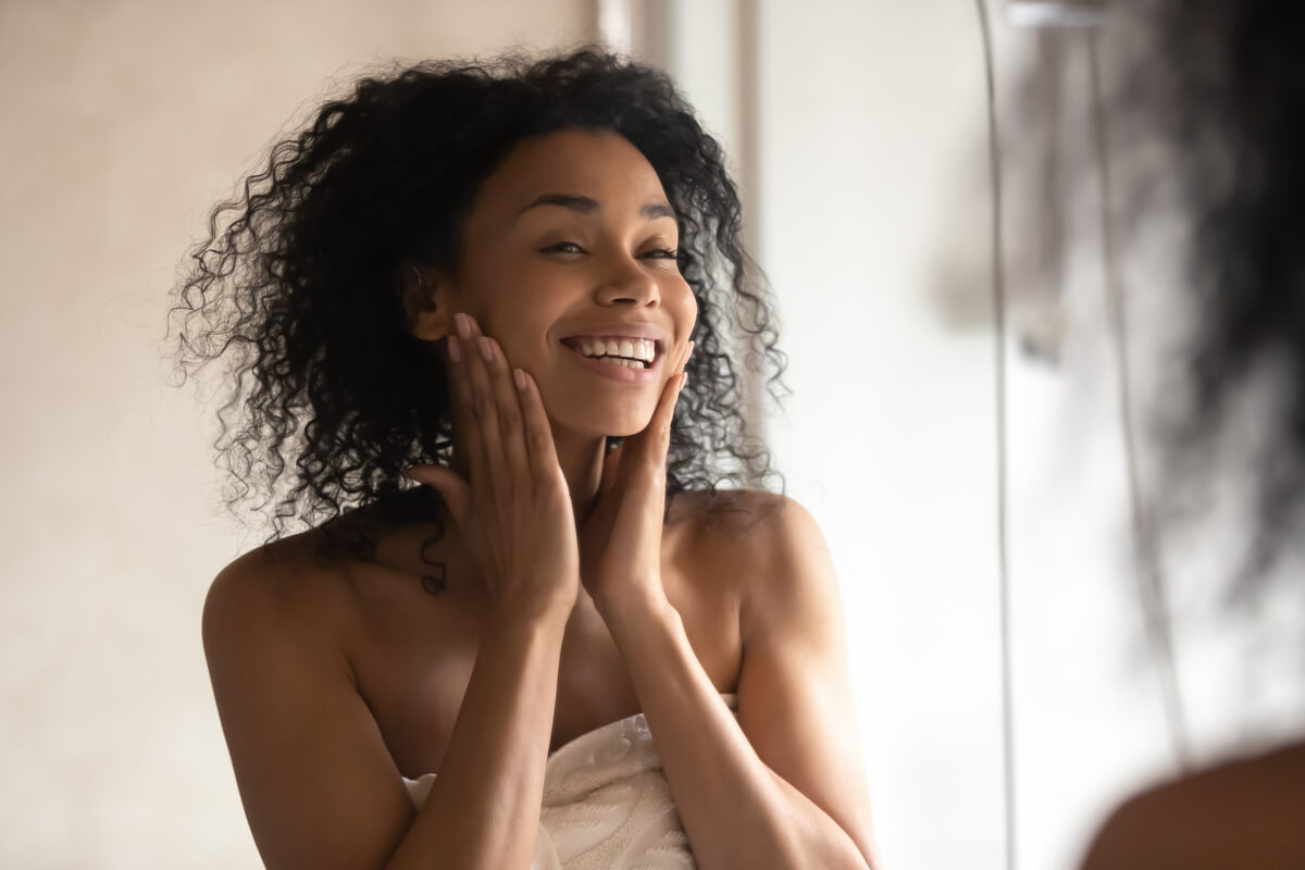 Massagem facial oferece diversos benefícios para saúde da pele 