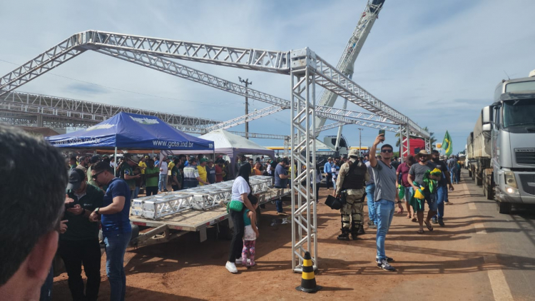 Grande estrutura metálica para abrigar manifestantes teve construção impedida pela Polícia Civil na Bahia