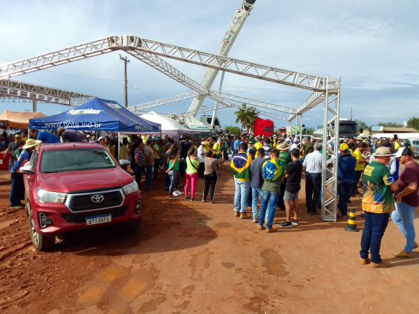 Grande estrutura metálica para abrigar manifestantes teve construção impedida pela Polícia Civil na Bahia