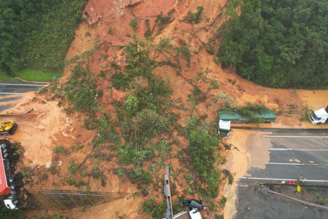 Chuva forte abre cratera em rodovia de Sergipe e deixa uma pessoa