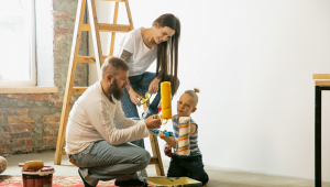 Jovem casal, família fazendo conserto de apartamento juntos. mãe, pai e filho fazendo reforma