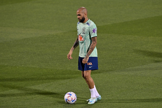 Daniel Alves durante treinamento na seleção brasileira