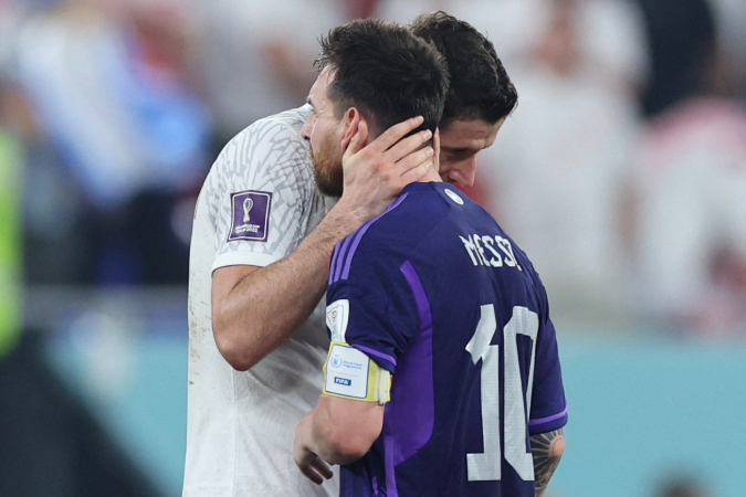Lewandowski e Messi se abraçam durante jogo entre Polônia e Argentina