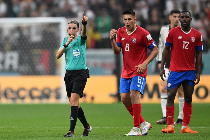 Árbitra apita jogo da Costa Rica