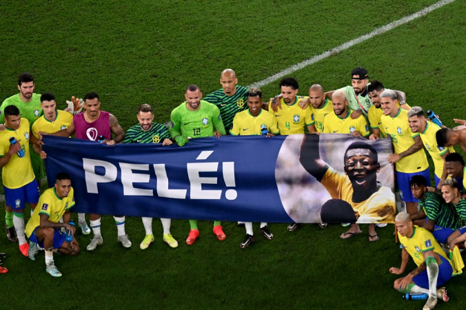 seleção brasileira posa com mensagem a pelé