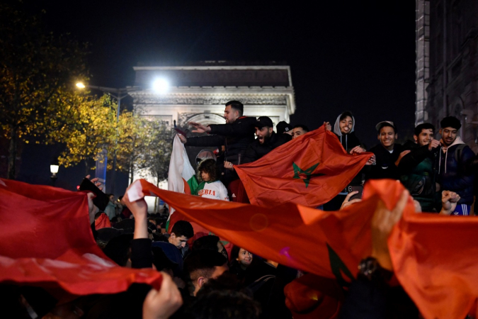 marroquinos comemoram vitória histórica na Copa na França