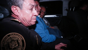 Pedro Castillo visto dentro de um carro da polícia ao deixar a Prefeitura de Lima, onde estava detido
