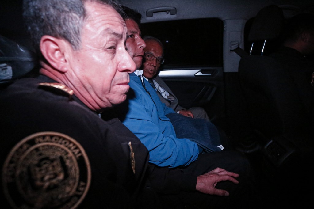 Pedro Castillo visto dentro de um carro da polícia ao deixar a Prefeitura de Lima, onde estava detido