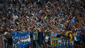 Torcedores argentinos comemoram na arquibancada depois que seu time venceu a semifinal da Copa