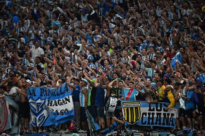 Torcedores argentinos comemoram na arquibancada depois que seu time venceu a semifinal da Copa