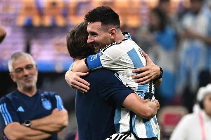 Nos ombros de companheiro de time, Messi levanta a taça