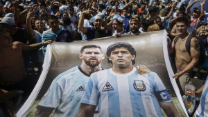 Bandeira com Messi e Maradona exibida no Obelisco