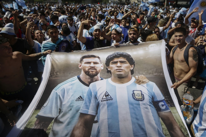 Bandeira com Messi e Maradona exibida no Obelisco