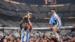 Messi carregando a taça da Copa do Mundo 2022