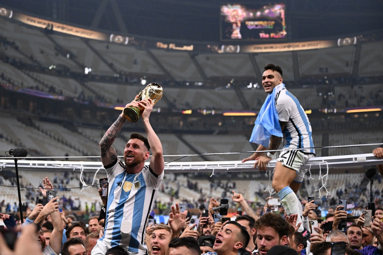 Messi carregando a taça da Copa do Mundo 2022