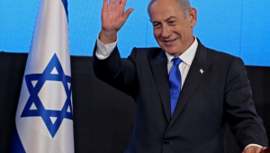 o ex-primeiro-ministro de Israel e líder do partido Likud, Benjamin Netanyahu, se dirige a apoiadores na sede da campanha em Jerusalém logo após o fim da votação para as eleições nacionais.