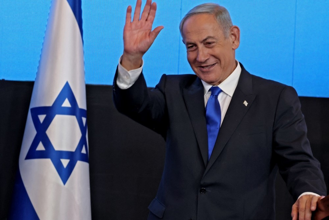 o ex-primeiro-ministro de Israel e líder do partido Likud, Benjamin Netanyahu, se dirige a apoiadores na sede da campanha em Jerusalém logo após o fim da votação para as eleições nacionais.