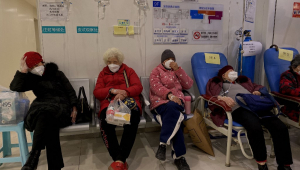 Chineses em hospital em meio a nova onda da Covid-19