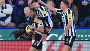 Bruno Guimarães e Joelinton brilharam na vitória do Newcastle sobre o Leicester