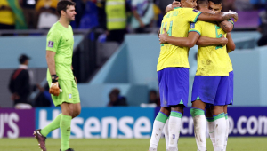 Jogadores da seleção brasileira comemoram vitória sobre a Suíça