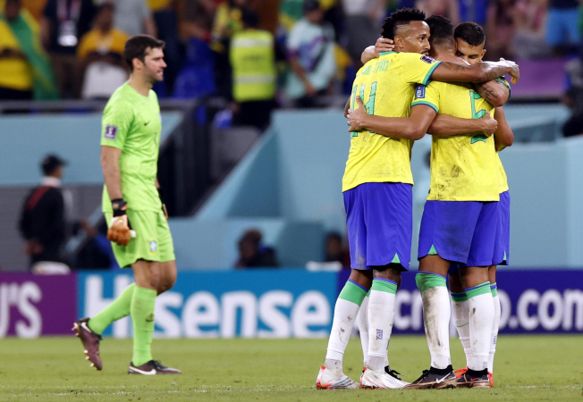 Jogadores da seleção brasileira comemoram vitória sobre a Suíça