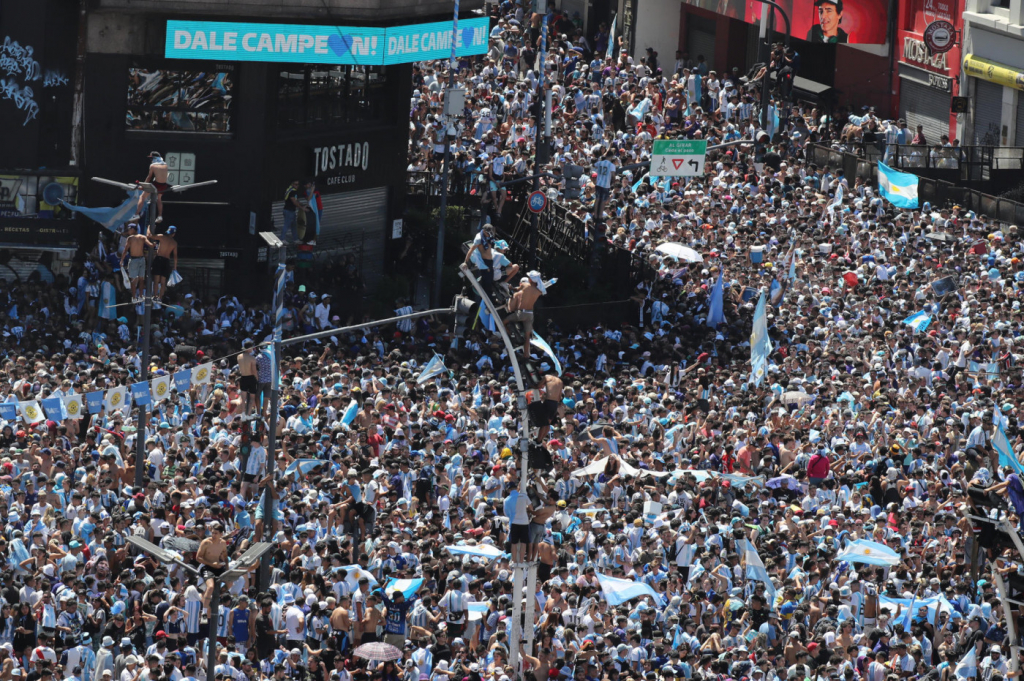 Torcedores da Argentina fazem enorme festa em Buenos Aires após título da Copa do Mundo