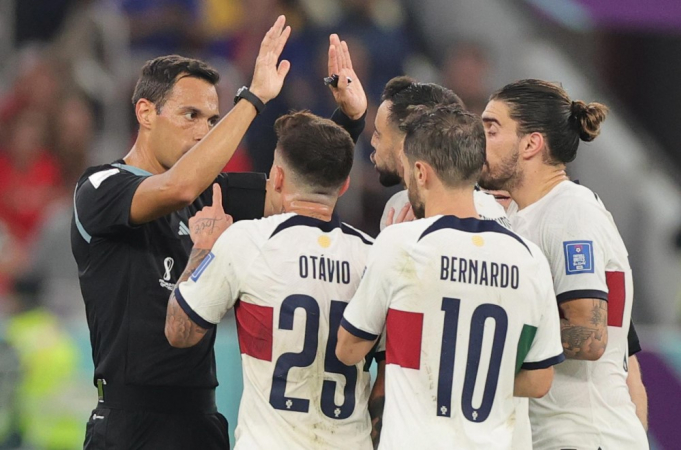 Jogadores de Portugal discutem com o árbitro argentino Facundo Tello durante o jogo das quartas de final