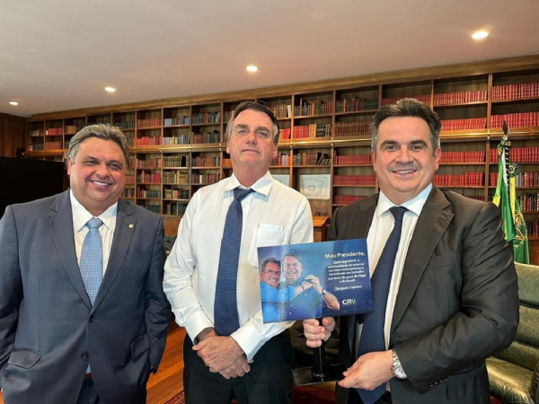 Ciro Nogueira posa com Jair Bolsonaro e outro aliado