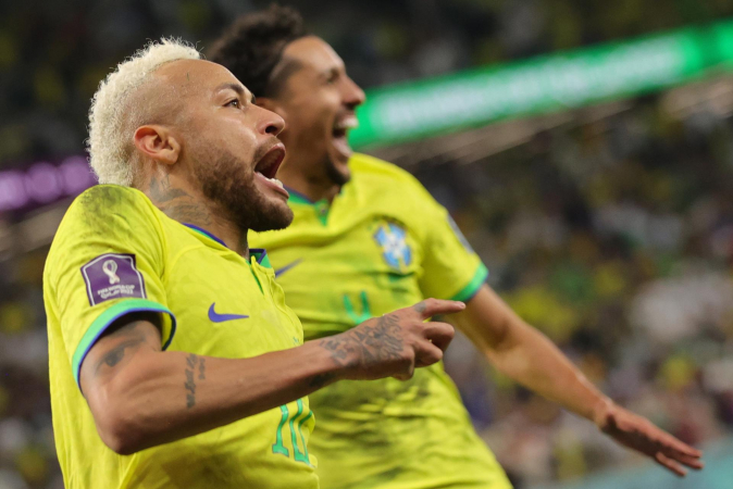 Neymar e Marquinhos comemoram gol da seleção brasileira contra a Croácia