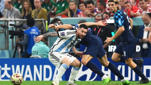 Lionel Messi e Gvardiol disputando bola em partida entre Argentina e Croácia