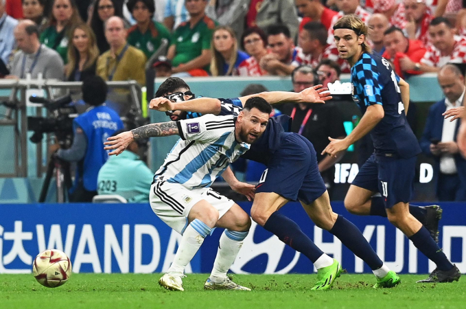 Lionel Messi e Gvardiol disputando bola em partida entre Argentina e Croácia
