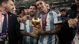 Di María e Messi seguram o troféu da Copa do Mundo