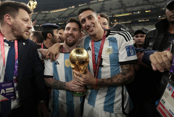 Di María e Messi seguram o troféu da Copa do Mundo