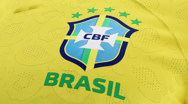 Escudo centralizado? Entenda a mudança na camisa da seleção brasileira