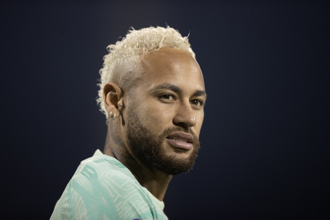 Neymar com o cabelo descolorido em treino da seleção