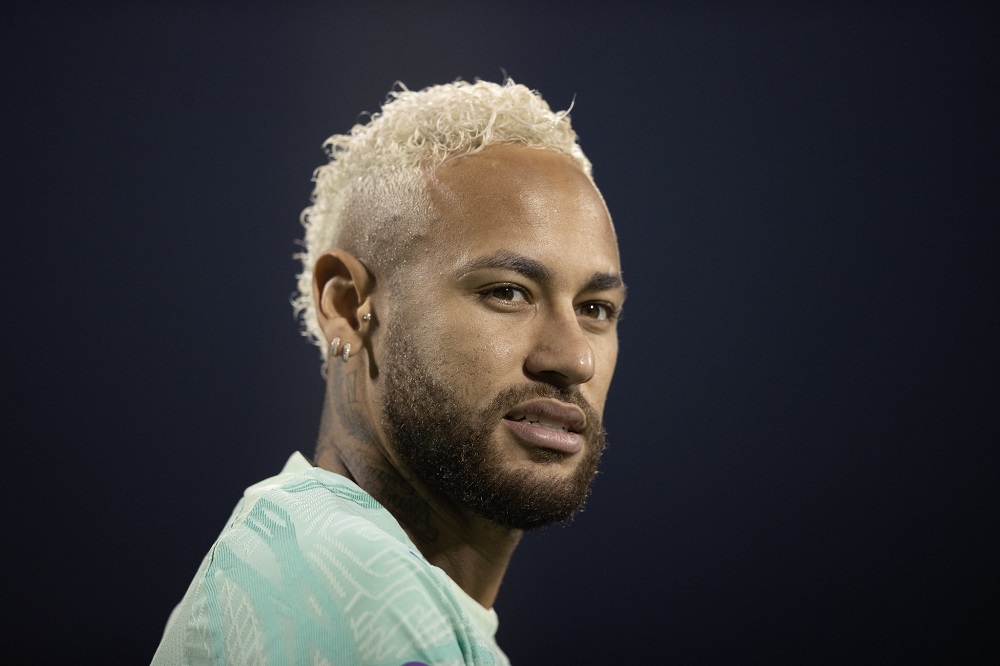 Neymar com o cabelo descolorido em treino da seleção