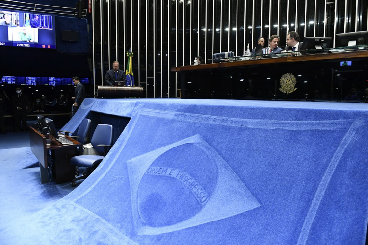 Ministros procuram senadores para tentar reverter revogação de decretos de Lula sobre o marco do saneamento