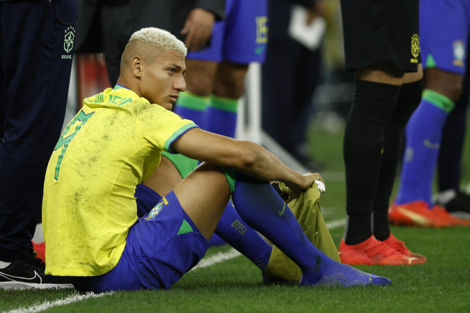 Richarlison lamentando a eliminação do Brasil para a Croácia