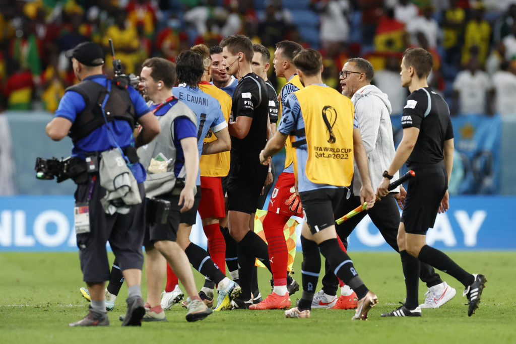 Jogadores do Uruguai são punidos pela Fifa por confusão na Copa do