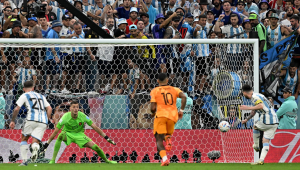 Messi marcou seu décimo gol em Copas do Mundo em Argentina x Holanda