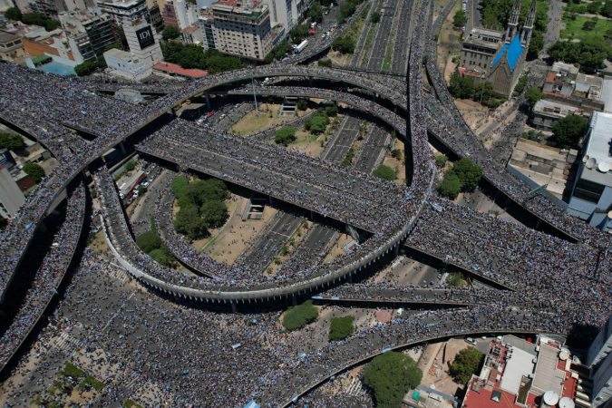 Milhões de pessoas foram às ruas de Buenos Aires para comemorar o título da Argentina na Copa do Mundo