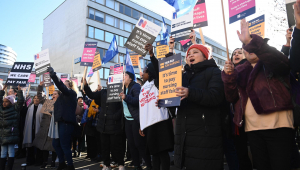 Trabalhadores do Sistema de Saúde do Reino Unido fazem greve e pedem aumento salarial