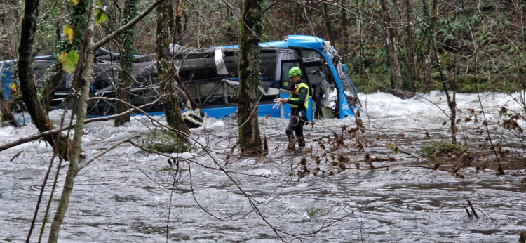 Seis pessoas morreram após queda de ônibus em rio na Espanha
