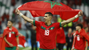 Yamiq, do Marrocos, comemora classificação erguendo a bandeira do país sobre a cabeça