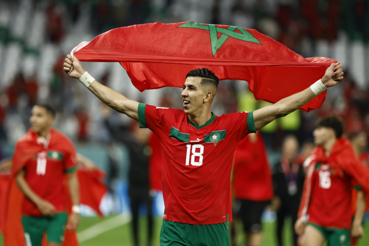 Yamiq, do Marrocos, comemora classificação erguendo a bandeira do país sobre a cabeça
