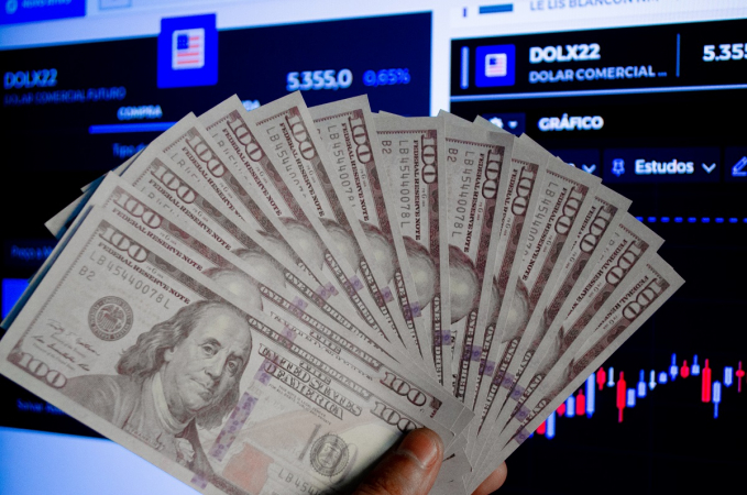 Dólar se aproxima de R$ 5,50 e tendência é de alta