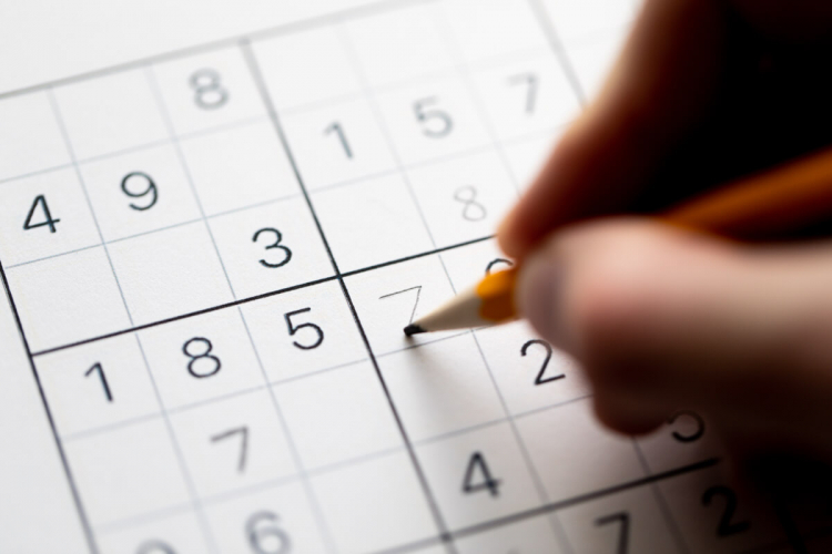 Benefícios do sudoku e do caça-palavras para a saúde cerebral