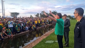 Jair Bolsonaro fala com apoiadores no Palácio do Alvorada